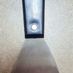 Espátula con mango de plástico 3" Corona